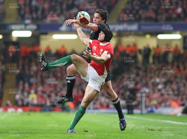 07.11.09... Wales v New Zealand, Invesco Perpetual Series Wales' Leigh Halfpenny looks to win the ball from Zac Guildford 