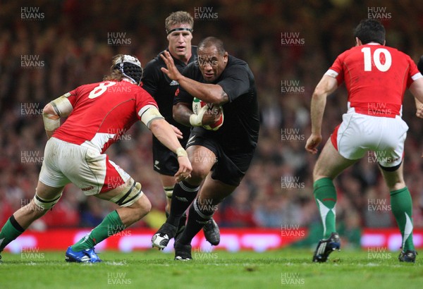 07.11.09... Wales v New Zealand, Invesco Perpetual Series New Zealands Neemia Tialata is tackled by Ryan Jones 