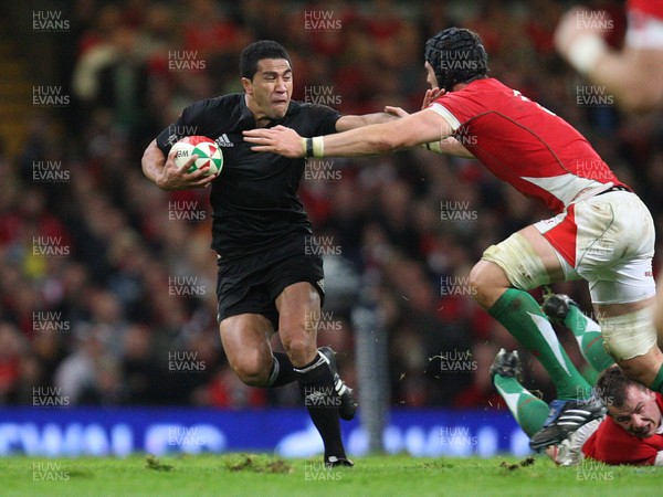 07.11.09... Wales v New Zealand, Invesco Perpetual Series New Zealands Mils Muliaina is tackled by Luke Charteris 