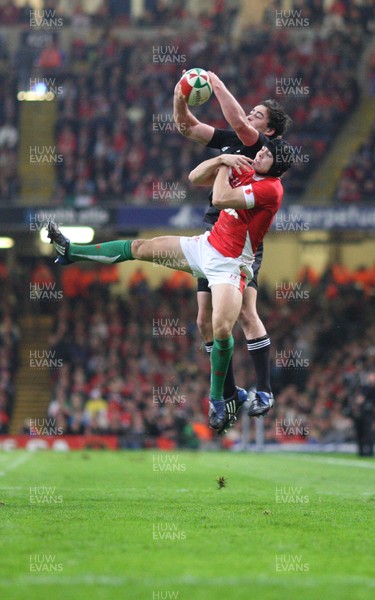 07.11.09... Wales v New Zealand, Invesco Perpetual Series Wales' Leigh Halfpenny looks to win the ball from Zac Guildford 