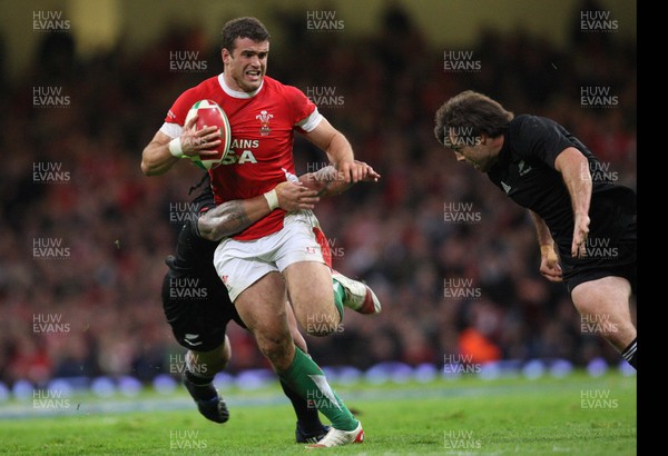 07.11.09... Wales v New Zealand, Invesco Perpetual Series Wales' Jamie Roberts tests the New Zealand defence 
