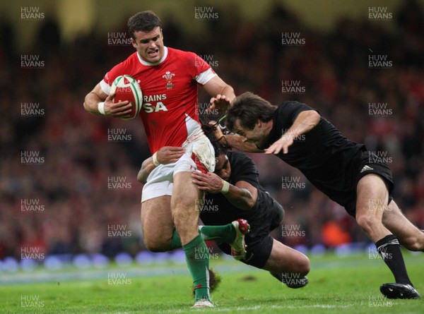 07.11.09... Wales v New Zealand, Invesco Perpetual Series Wales' Jamie Roberts tests the New Zealand defence 