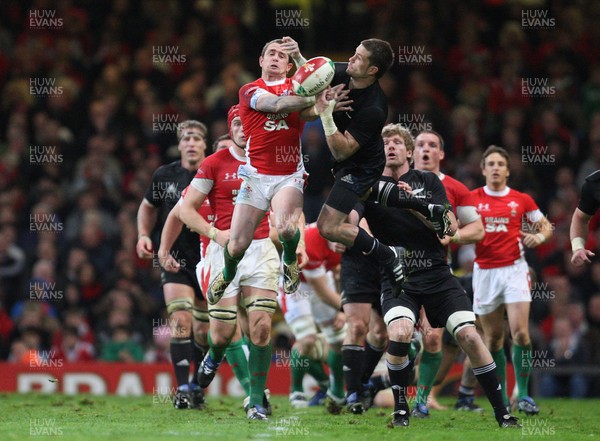 07.11.09... Wales v New Zealand, Invesco Perpetual Series Wales' Shane Williams and New Zealands Cory Jane compete for the ball 