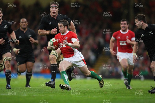 07.11.09... Wales v New Zealand, Invesco Perpetual Series Wales' Shane Williams sprints for the line 