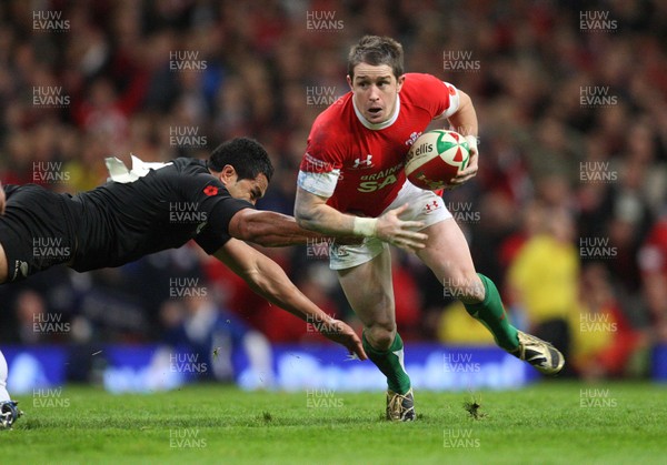 07.11.09... Wales v New Zealand, Invesco Perpetual Series Wales' Shane Williams is tackled by Mils Muliaina 