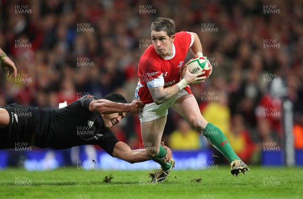 07.11.09... Wales v New Zealand, Invesco Perpetual Series Wales' Shane Williams is tackled by Mils Muliaina 