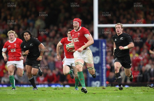 07.11.09... Wales v New Zealand, Invesco Perpetual Series Wales' Alun-Wyn Jones breaks away 