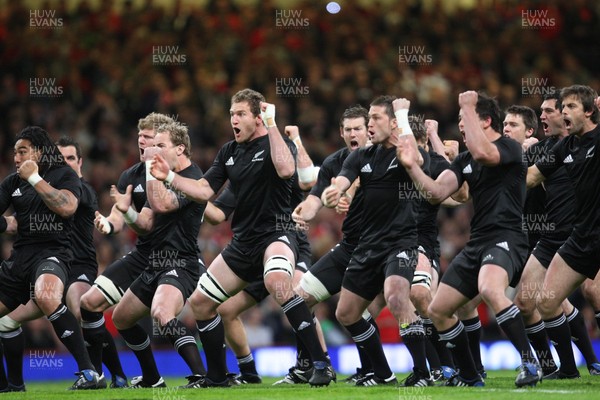 07.11.09... Wales v New Zealand, Invesco Perpetual Series New Zealand team perform the Haka 