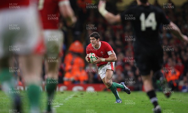 07.11.09... Wales v New Zealand, Invesco Perpetual Series 2009 -  Wales' James Hook 