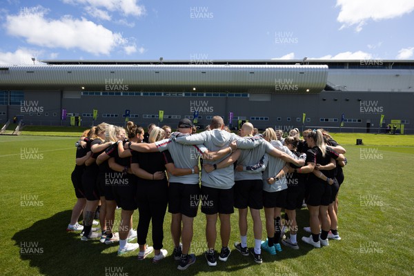 161022 - Wales v New Zealand, Women’s Rugby World Cup 2021, Pool A - Wales head coach Ioan Cunningham speaks to his players as they arrive at Waitakere Stadium ahead of their match against New Zealand