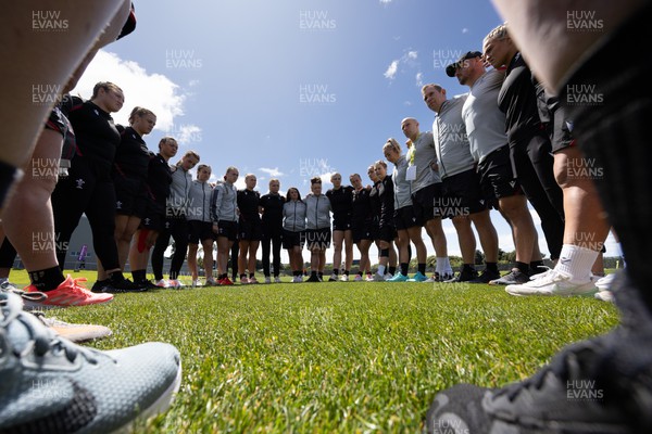 161022 - Wales v New Zealand, Women’s Rugby World Cup 2021, Pool A - Wales head coach Ioan Cunningham speaks to his players as they arrive at Waitakere Stadium ahead of their match against New Zealand