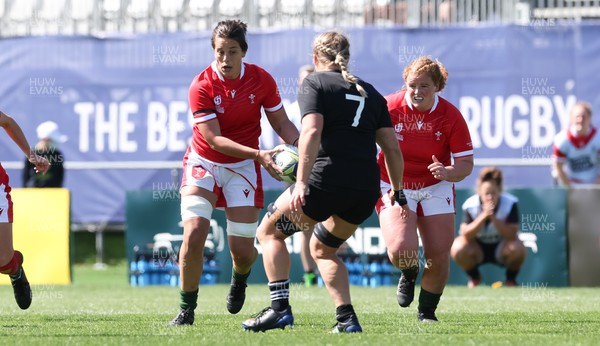 161022 - Wales v New Zealand, Women’s Rugby World Cup 2021, Pool A - Sioned Harries of Wales takes on Kendra Reynolds of New Zealand