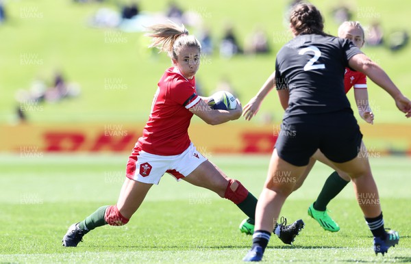 161022 - Wales v New Zealand, Women’s Rugby World Cup 2021, Pool A - Elinor Snowsill of Wales looks to charge ahead