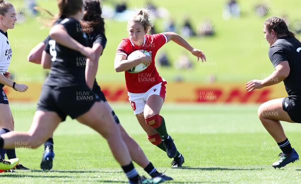 161022 - Wales v New Zealand, Women’s Rugby World Cup 2021, Pool A - Elinor Snowsill of Wales looks to charge ahead