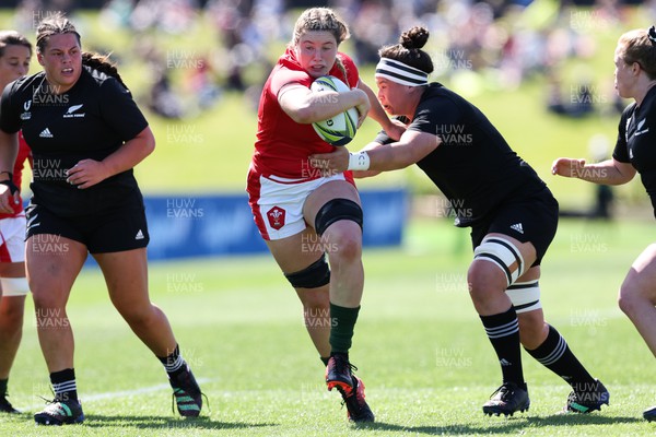 161022 - Wales v New Zealand, Women’s Rugby World Cup 2021, Pool A - Gwen Crabb of Wales charges past Charmaine McMenamin of New Zealand
