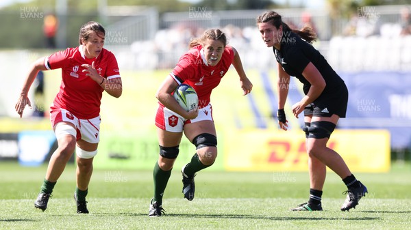 161022 - Wales v New Zealand, Women’s Rugby World Cup 2021, Pool A - Natalia John of Wales wins the ball and charges for the line
