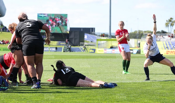 161022 - Wales v New Zealand, Women’s Rugby World Cup 2021, Pool A - Ffion Lewis of Wales powers over to score try