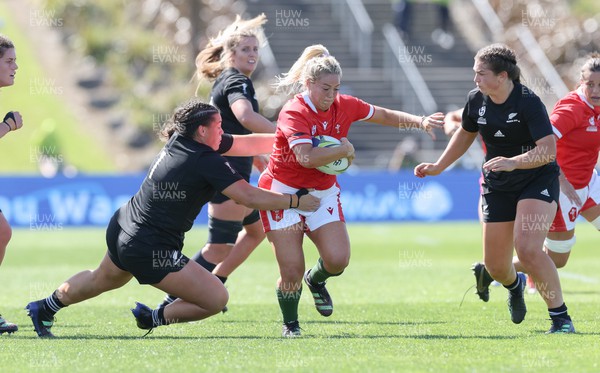 161022 - Wales v New Zealand, Women’s Rugby World Cup 2021, Pool A - Kelsey Jones of Wales charges forward