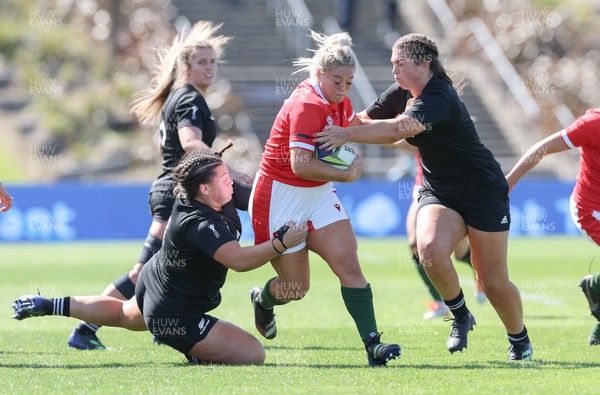 161022 - Wales v New Zealand, Women’s Rugby World Cup 2021, Pool A - Kelsey Jones of Wales charges forward