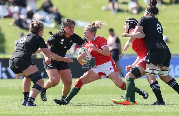 161022 - Wales v New Zealand, Women’s Rugby World Cup 2021, Pool A - Elinor Snowsill of Wales takes on Alana Bremner of New Zealand and Sylvia Brunt of New Zealand