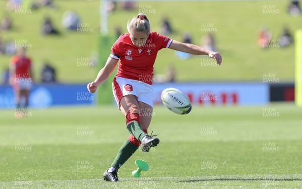 161022 - Wales v New Zealand, Women’s Rugby World Cup 2021, Pool A - Elinor Snowsill of Wales kicks conversion