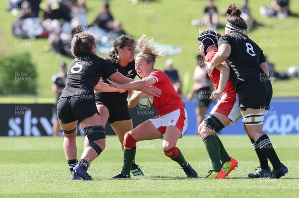 161022 - Wales v New Zealand, Women’s Rugby World Cup 2021, Pool A - Elinor Snowsill of Wales takes on Alana Bremner of New Zealand and Sylvia Brunt of New Zealand