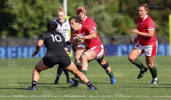 161022 - Wales v New Zealand, Women’s Rugby World Cup 2021, Pool A - Sioned Harries of Wales takes on Ruahei Demant of New Zealand