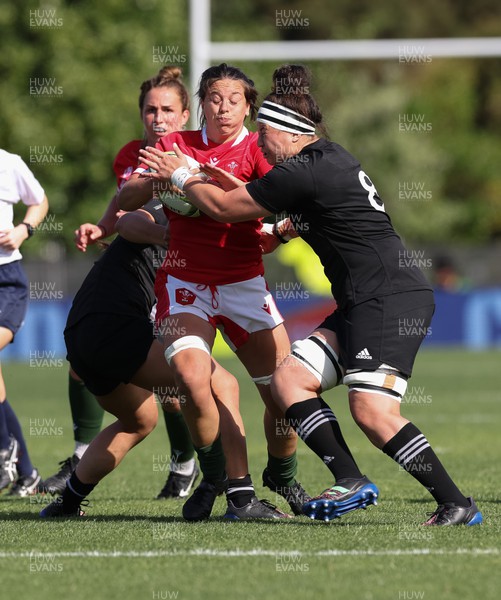 161022 - Wales v New Zealand, Women’s Rugby World Cup 2021, Pool A - Sioned Harries of Wales takes on Ruahei Demant of New Zealand and Charmaine McMenamin of New Zealand