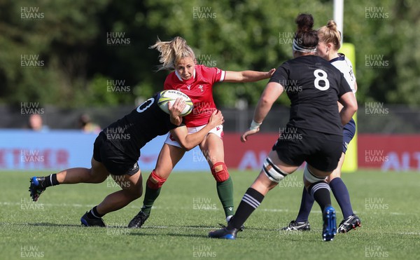 161022 - Wales v New Zealand, Women’s Rugby World Cup 2021, Pool A - Elinor Snowsill of Wales is tackled by Ruahei Demant of New Zealand
