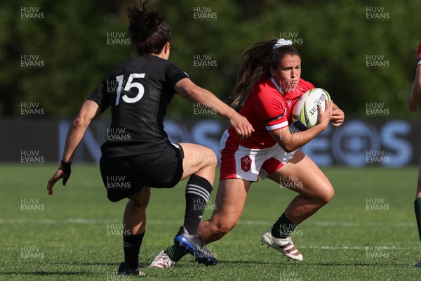 161022 - Wales v New Zealand, Women’s Rugby World Cup 2021, Pool A - Kayleigh Powell of Wales takes on Ruby Tui of New Zealand