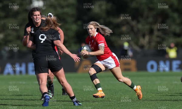 161022 - Wales v New Zealand, Women’s Rugby World Cup 2021, Pool A - Keira Bevan of Wales takes on Ariana Bayler of New Zealand
