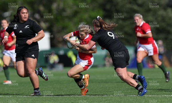 161022 - Wales v New Zealand, Women’s Rugby World Cup 2021, Pool A - Keira Bevan of Wales takes on Ariana Bayler of New Zealand