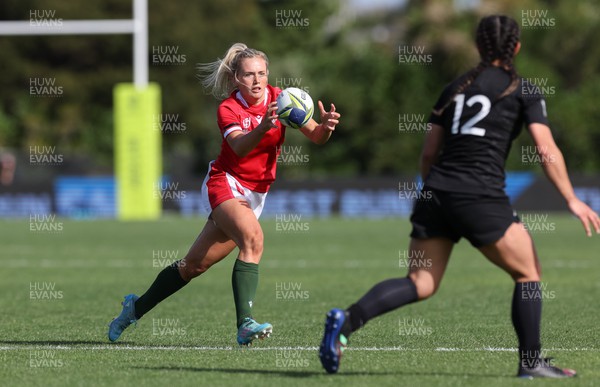 161022 - Wales v New Zealand, Women’s Rugby World Cup 2021, Pool A - Megan Webb of Wales takes on Theresa Fitzpatrick of New Zealand