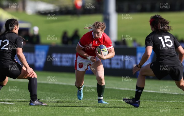 161022 - Wales v New Zealand, Women’s Rugby World Cup 2021, Pool A - Lisa Neumann of Wales takes on Theresa Fitzpatrick of New Zealand and Ruby Tui of New Zealand