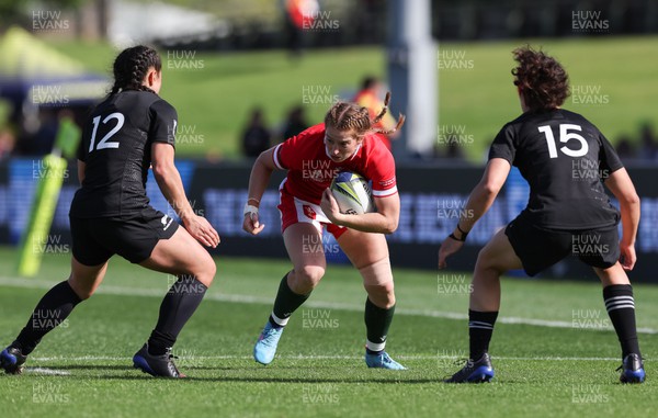 161022 - Wales v New Zealand, Women’s Rugby World Cup 2021, Pool A - Lisa Neumann of Wales takes on Theresa Fitzpatrick of New Zealand and Ruby Tui of New Zealand