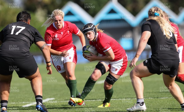161022 - Wales v New Zealand, Women’s Rugby World Cup 2021, Pool A - Bethan Lewis of Wales takes on Krystal Murray of New Zealand