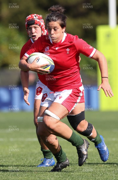 161022 - Wales v New Zealand, Women’s Rugby World Cup 2021, Pool A - Sioned Harries of Wales charges forward with Donna Rose of Wales in support