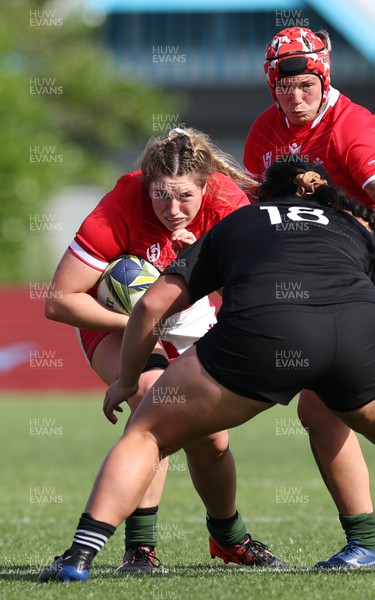 161022 - Wales v New Zealand, Women’s Rugby World Cup 2021, Pool A - Gwen Crabb of Wales takes on Santo Taumata of New Zealand