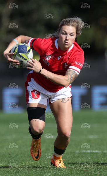 161022 - Wales v New Zealand, Women’s Rugby World Cup 2021, Pool A - Keira Bevan of Wales breaks away