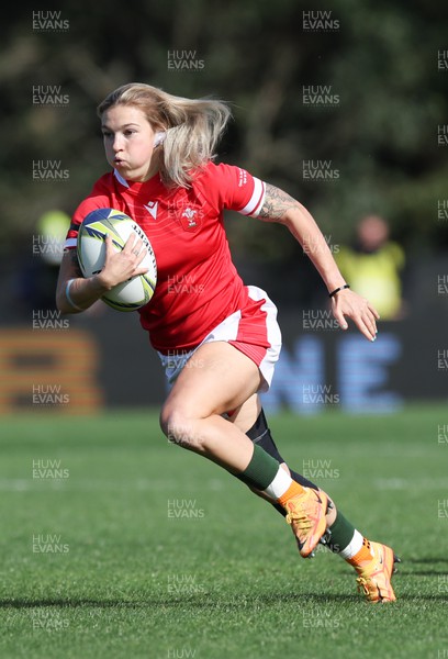 161022 - Wales v New Zealand, Women’s Rugby World Cup 2021, Pool A - Keira Bevan of Wales breaks away