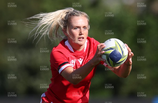 161022 - Wales v New Zealand, Women’s Rugby World Cup 2021, Pool A - Megan Webb of Wales breaks away
