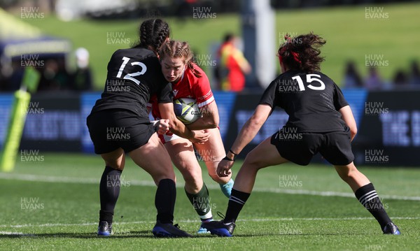 161022 - Wales v New Zealand, Women’s Rugby World Cup 2021, Pool A - Lisa Neumann of Wales takes on Theresa Fitzpatrick of New Zealand