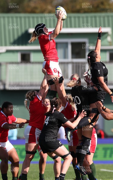 161022 - Wales v New Zealand, Women’s Rugby World Cup 2021, Pool A - Bethan Lewis of Wales wins lineout