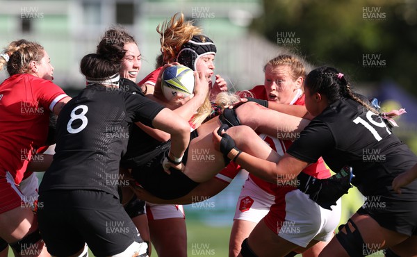 161022 - Wales v New Zealand, Women’s Rugby World Cup 2021, Pool A - Maiakawanakaulani Roos of New Zealand is challenged by Bethan Lewis of Wales in the lineout