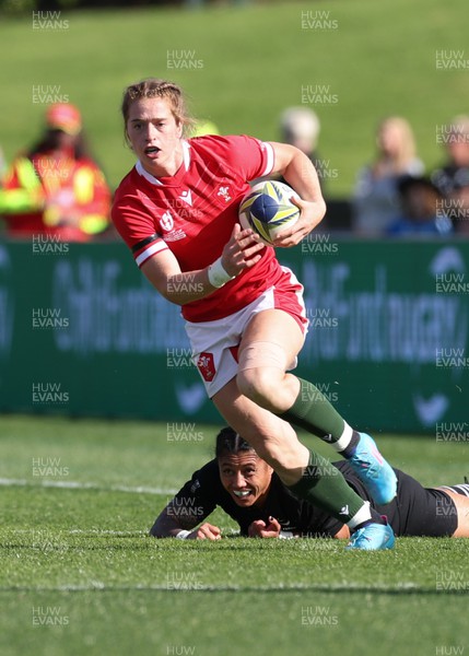 161022 - Wales v New Zealand, Women’s Rugby World Cup 2021, Pool A - Lisa Neumann of Wales breaks away 