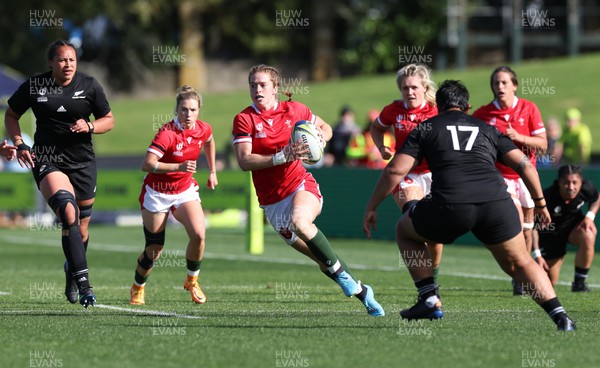 161022 - Wales v New Zealand, Women’s Rugby World Cup 2021, Pool A - Lisa Neumann of Wales takes on Krystal Murray of New Zealand