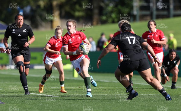 161022 - Wales v New Zealand, Women’s Rugby World Cup 2021, Pool A - Lisa Neumann of Wales takes on Krystal Murray of New Zealand