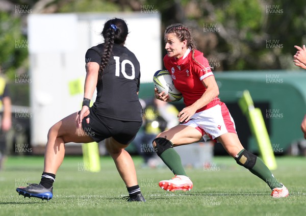 161022 - Wales v New Zealand, Women’s Rugby World Cup 2021, Pool A - Jasmine Joyce of Wales takes on Ruahei Demant of New Zealand