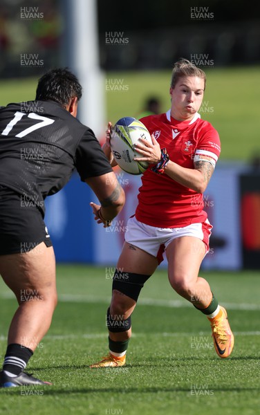 161022 - Wales v New Zealand, Women’s Rugby World Cup 2021, Pool A - Keira Bevan of Wales takes on Krystal Murray of New Zealand