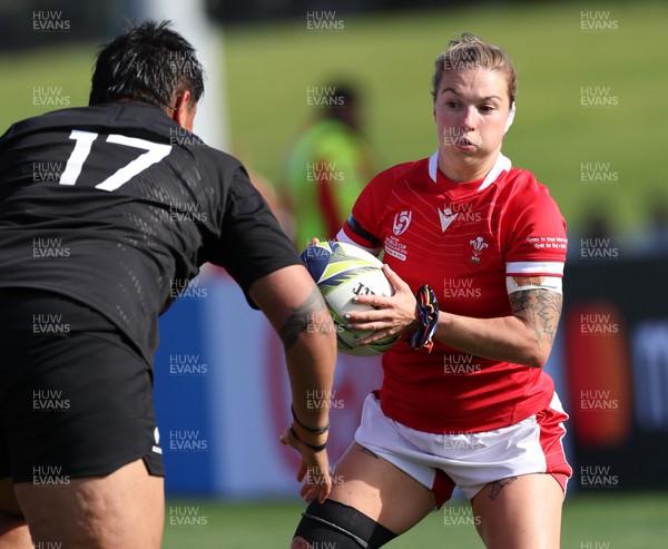 161022 - Wales v New Zealand, Women’s Rugby World Cup 2021, Pool A - Keira Bevan of Wales takes on Krystal Murray of New Zealand